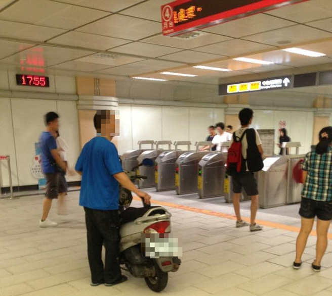 網友拍到照片，竟有機車騎士出現在台北捷運東門站內的閘門口處，引起討論。（圖／網友授權提供）