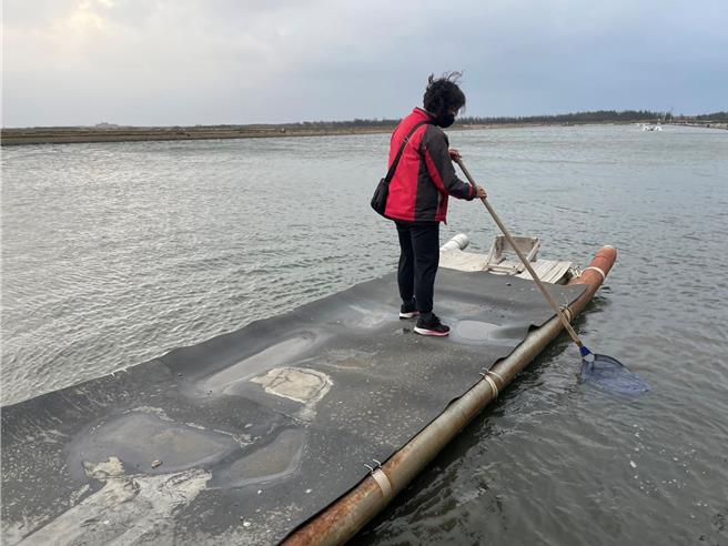 寒流来袭，云林县沿海地区渔民21日加强防寒措施，22日夜晚温度还会再降，须开始看情况注入地下水，确保虱目鱼不会冻毙。（张朝欣摄）