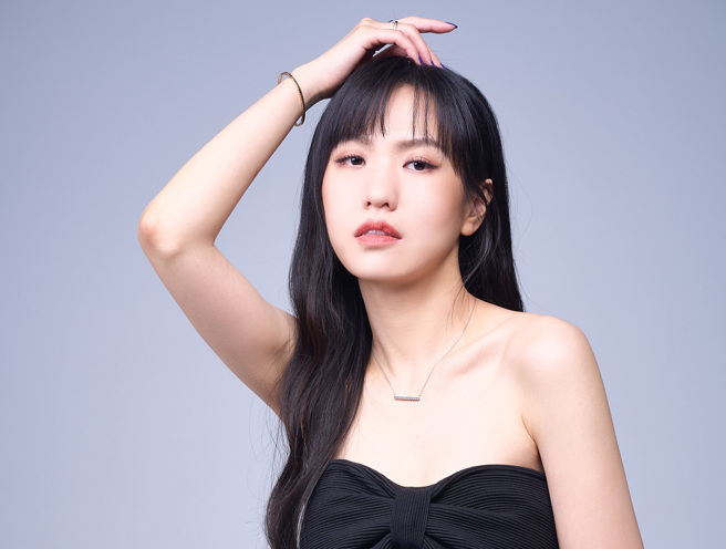 孫盛希在疫情期間跑去開餐廳，新專輯《Boomerang》專輯猶如迴力鏢，轉了一圈再回到歌壇，力道更強更猛，佩戴蕭邦（CHOPARD）Ice Cube系列珠寶。（JOJ PHOTO攝，圖片企畫／中時時尚，服裝提供／CHLOE）