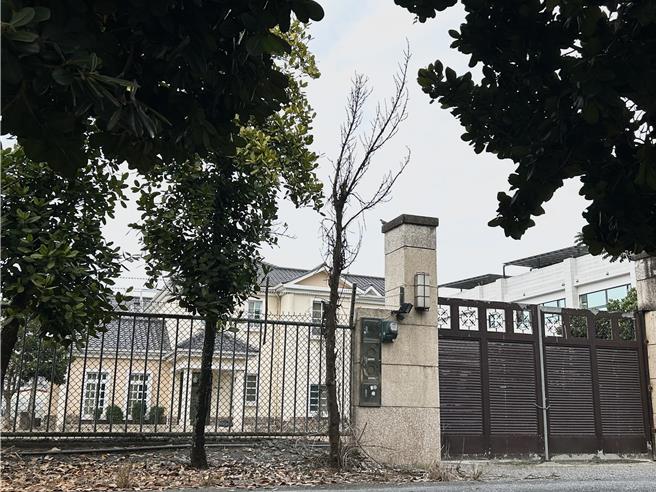 近日民进党籍总统候选人赖清德深陷万里老家违建「赖皮寮」风波，同党苏嘉全在2012年参选副总统时遭踢爆的「豪华农舍」再次被拿出来做比较。（谢佳潾摄）