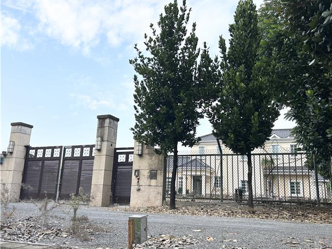 近日民进党籍总统候选人赖清德深陷万里老家违建「赖皮寮」风波，同党苏嘉全在2012年参选副总统时遭踢爆的「豪华农舍」再次被拿出来做比较。（谢佳潾摄）