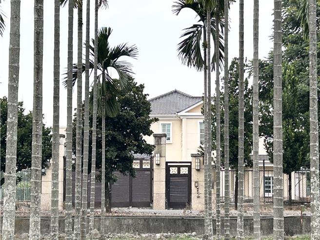 近日民进党籍总统候选人赖清德深陷万里老家违建「赖皮寮」风波，同党苏嘉全在2012年参选副总统时遭踢爆的「豪华农舍」再次被拿出来做比较。（谢佳潾摄）