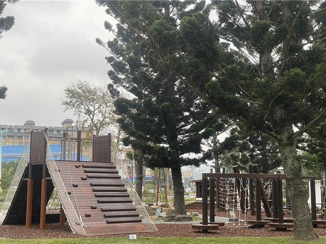 桃園市府與軍方合作闢建龍潭綠杉林公園21日完工啟用，成為軍民共融公園。改善項目包含親子遊戲區、陸軍迷彩意象綠園樂活散步道、景觀廁所等。（呂筱蟬攝）