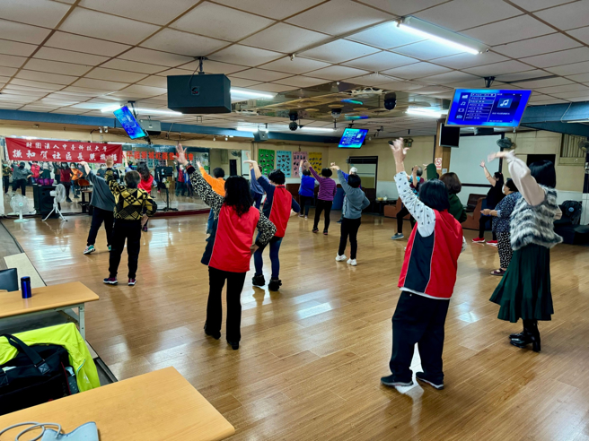 據點長輩每日都要動滋動滋活絡筋骨。(照片/中臺科大提供)