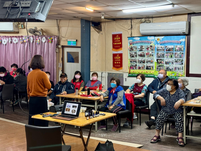新城里胡錩宏里長、新平里紀進豐里長及協會賴心蟬執行長與長輩一同認真聆聽課程。(照片/中臺科大提供)