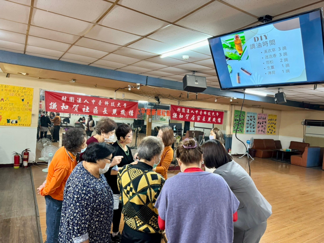 社區長輩認真學習調合按摩油。(照片/中臺科大提供)