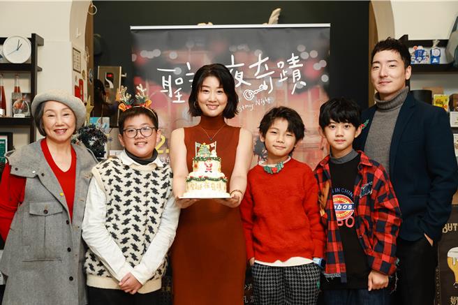 《聖誕夜奇蹟》端出聖誕造型蛋糕，讓過節更有氣氛。（公視台語台提供）