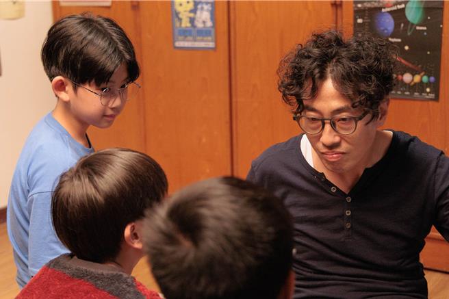 馬念先在劇中為兒子策劃一場聖誕夜驚喜。（公視台語台提供）