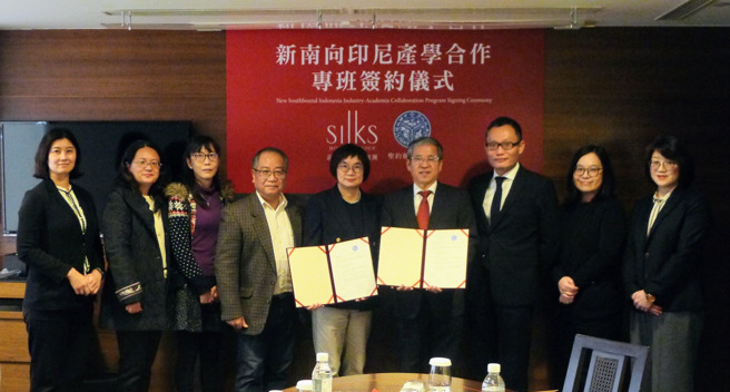 聖約翰科大攜手晶華國際酒店股份有限公司開辦新南向專班，培育飯店業所需人才。晶華集團人資長李靖文(左5)、唐彥博校長(左6)、晶華集團營運長暨台北晶華董事總經理吳偉正(右3)、晶華人資部協理傅淑伶(右2)、副協理朱妙媛。(照片/聖約翰科大提供)