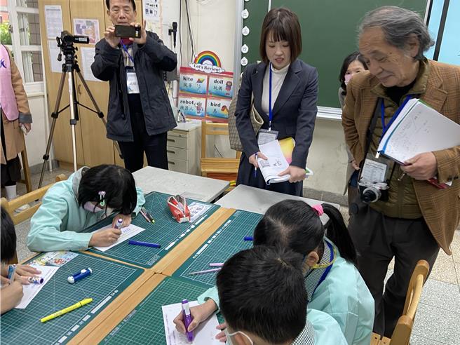 日本佐藤學教授（右一）觀看數學公開課。（新北市教育局提供）