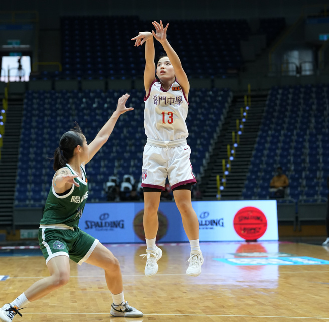 普门中学高丁佩芸（右）展现三分火力，助队击败阳明高中。（高中体总提供）