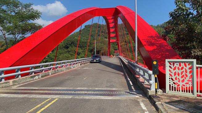 形似提籃把手的東溪大橋，數十年來乘載了輸運當地居民與育幼院的民生所需的責任（圖片來源：高雄市工務局提供）