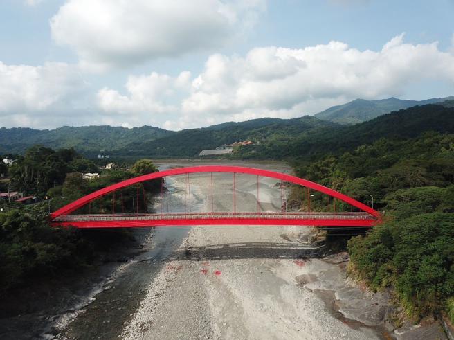 重新妝點後的東溪大橋在陽光的照耀下，再次閃耀著動人的光芒（圖片來源：高雄市工務局提供）