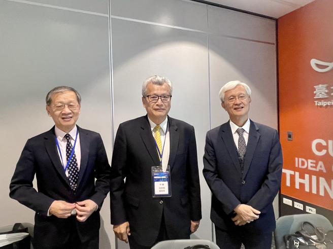 中钢董事长翁朝栋(中)、总经理王锡钦(左)、执行副总黄建智(右)连袂参加法说会。(图片来源：中钢提供) 