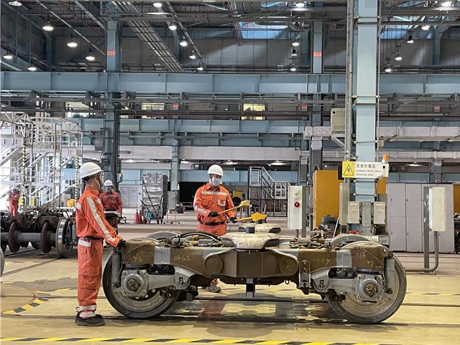 高铁公司燕巢机厂维修人员示范操作「转向器」检修流程，相当专注。（蔡亚桦摄）