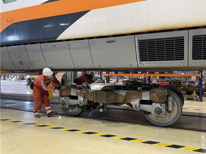 高铁列车「转向器」重达7公吨，维修人员推进时仔细谨慎。（蔡亚桦摄）