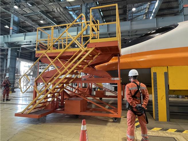 高铁公司燕巢机厂维修人员设计规画列车车头维修平台，增进安全及提升维修效率。（蔡亚桦摄）