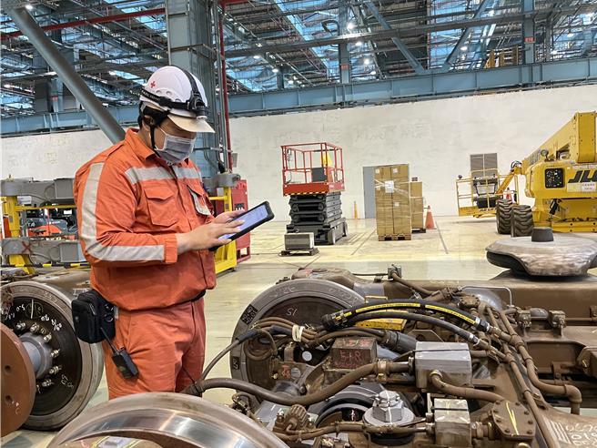 高铁公司维修人员开发电子表单，提升维修效率。（蔡亚桦摄）