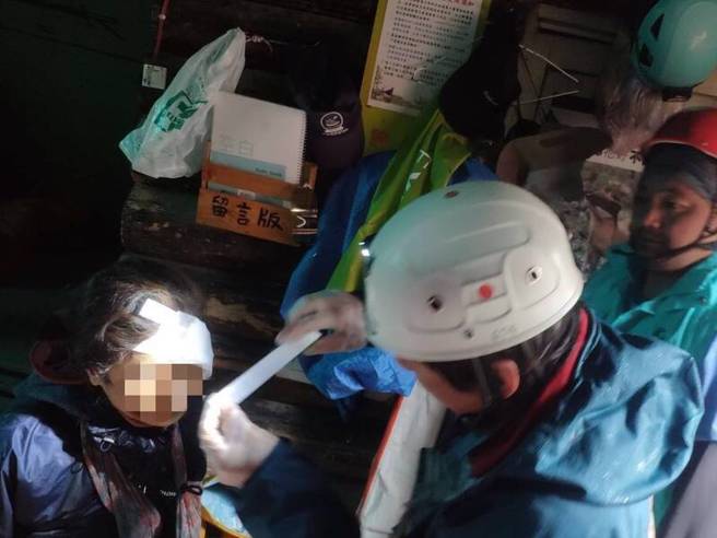 救援人員先幫女山友緊急包紮。（玉山國家公園管理處提供）