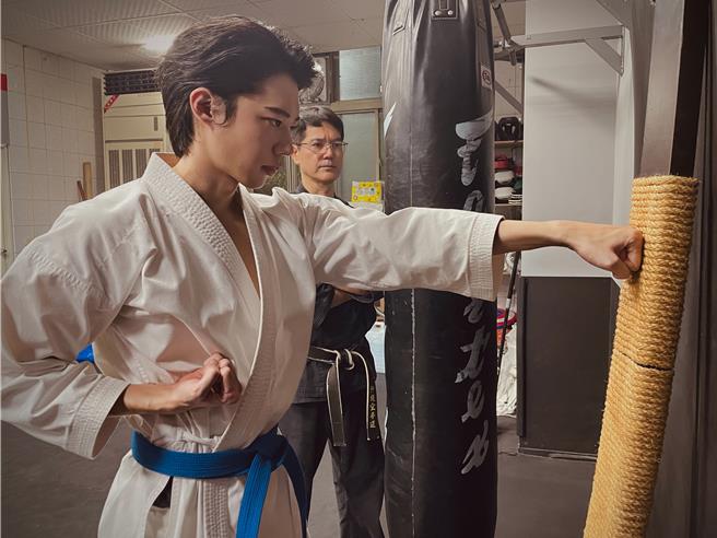 黄信赫每周练习1次空手道。（艾迪升传播提供）