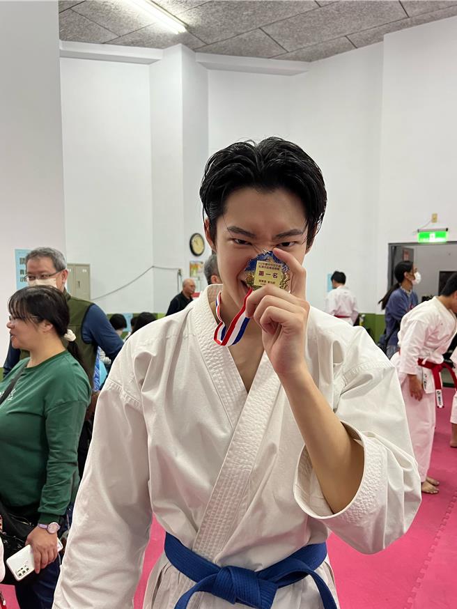 黄信赫开心秀出第一名奖牌。（艾迪升传播提供）