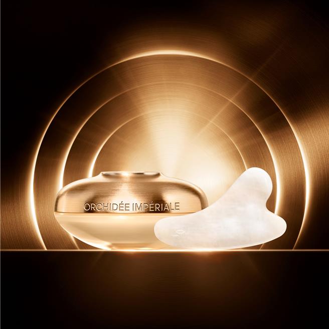 嬌蘭蘭鑽御光能量乳霜隨附蘭鑽御光玉石能量儀，可自行在家做小型SPA。（嬌蘭提供／黃唯淯台北傳真）