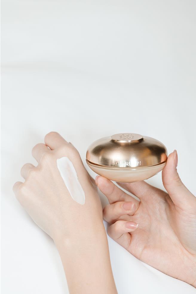 御光能量乳霜質地圖。（嬌蘭提供／黃唯淯台北傳真）