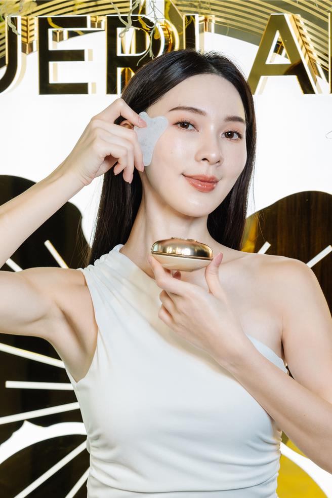 模特兒示範保養玉石使用方式。（嬌蘭提供／黃唯淯台北傳真）