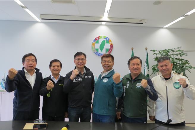 民進黨團現任總召為何文海（左一），今年結束前黨團要重新產生新總召，有英系蕭隆澤（右三）、新系王立任（左三）及親新系的鄭功進（左二）登記參選，最後協調下一任由英系蕭隆澤擔任。（張亦惠攝）