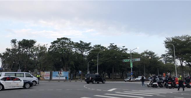 海虎軍艦於21日午間執行任務期間裝備脫落，實施浮航固定時，因瞬間湧浪過大，造成陳姓少校等6 名官兵不慎落水，已經救起3人，軍方與海巡至晚間仍持續搜救。蔡英文總統於21日下午4時許聽聞消息後，也到左營海軍基地聽取簡報並慰問官兵，圖為蔡英文的車隊離開畫面。（民眾提供／林瑞益高雄傳真）