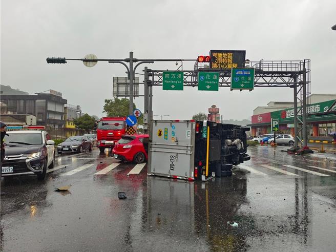 小货车整辆车体翻覆在马路中央。（警方提供／吴佩蓉宜兰传真）