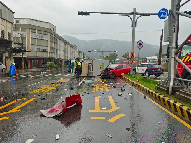 红色轿车高速行驶撞击下，车头全毁。（警方提供／吴佩蓉宜兰传真）