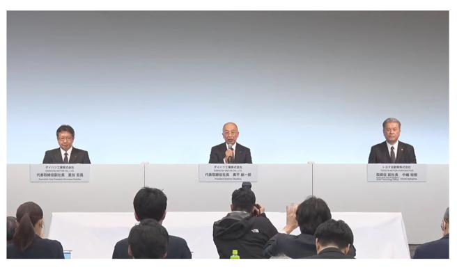 DAIHATSU社长Soichiro Okudaira（中）率两名副社长Hiroki Nakajima（右）、Hiromasa Hohika（左）出席记者会，宣布暂时停止在日本和海外生产的所有大发车型。（日本丰田官网）