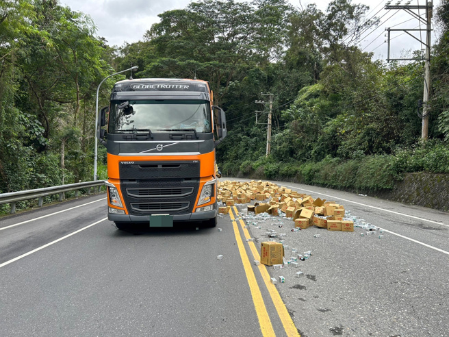 花莲台9线264.5公里玉里路段发生严重掉落物事故。（图／警方提供）