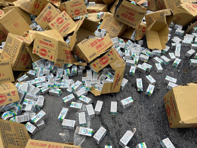 花莲台9线264.5公里玉里路段发生严重掉落物事故。（图／警方提供）