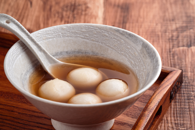 台湾人冬至爱吃汤圆，但每个人喜好不同，也因此每年都会上演口味之争。（图／Shutterstock）