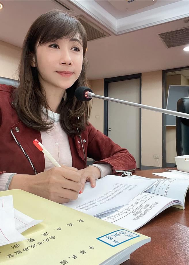 民進黨台北市議員許淑華（圖）21日表示，她在議會教育委員爭取委員會作成大會決議意見，請文化局體育局積極向遠雄公司爭取大巨蛋營收分潤協議備忘錄，增加認養市定古蹟松菸修復工程。（摘自許淑華臉書／丁上程台北傳真）