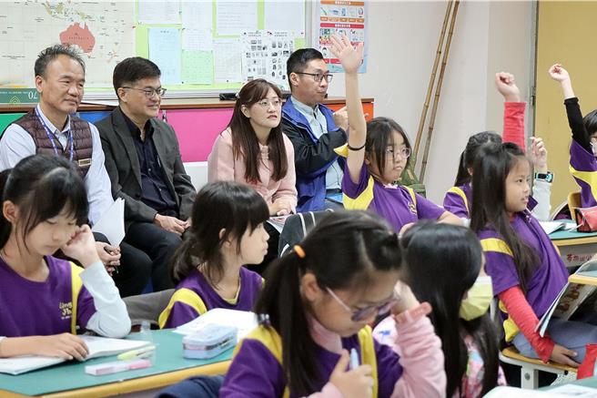 高雄市教育局鼓勵學校申辦「閩南語沉浸式教學計畫」，局長謝文斌今天特別到苓洲國小陪同師生學閩南語，帶領學生從日常生活事物學習語言。（教育局提供／任義宇高雄傳真）