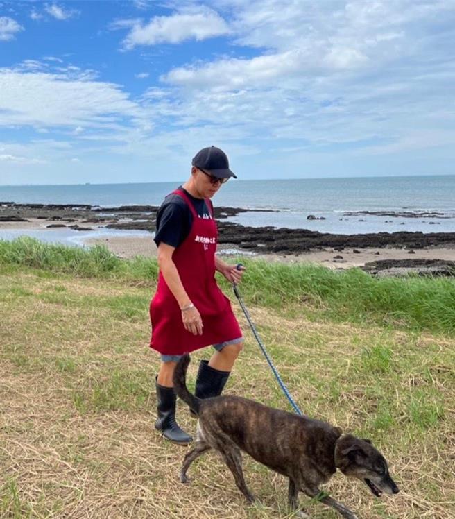 來自香港的志工吳旗芳協助動物之家遛狗。（新北市動保處提供）