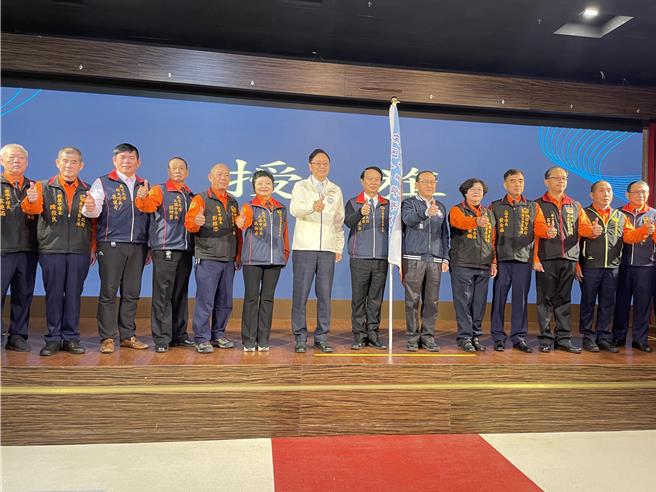 桃市义交今年扩编至1000人，市长张善政授旗颁奖谢义交付出。(桃市交大提供／吕筱蝉桃园传真)