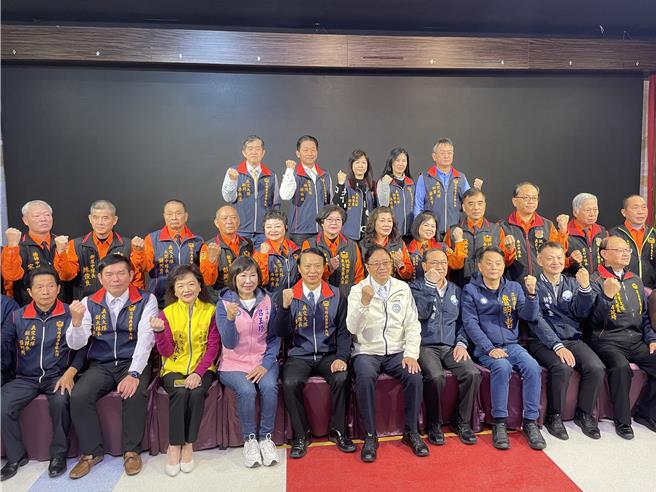 桃市义交今年扩编至1000人，市长张善政授旗颁奖谢义交付出。(桃市交大提供／吕筱蝉桃园传真)