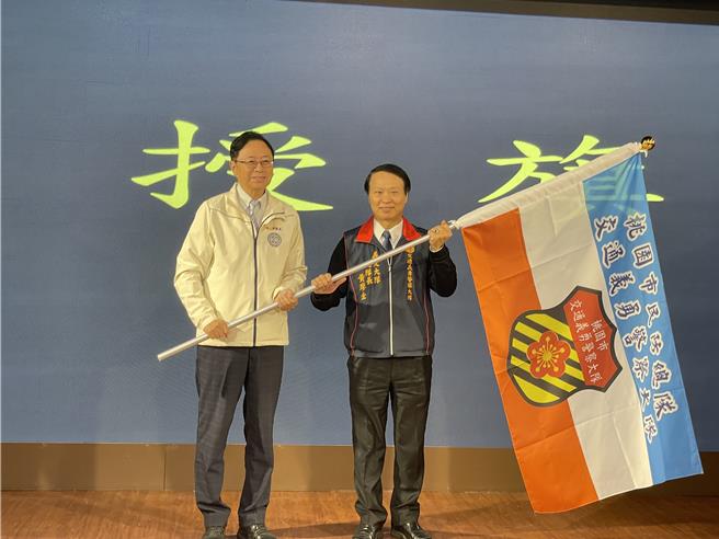 桃市义交今年扩编至1000人，市长张善政授旗颁奖谢义交付出。(桃市交大提供／吕筱蝉桃园传真)
