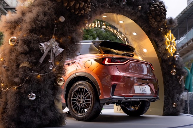 Lexus LBX尾灯造型颇具跑格，十分抢眼。（吴松翰摄）