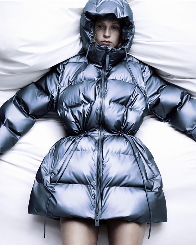 Rains 防水羽绒服。（Rains提供） 