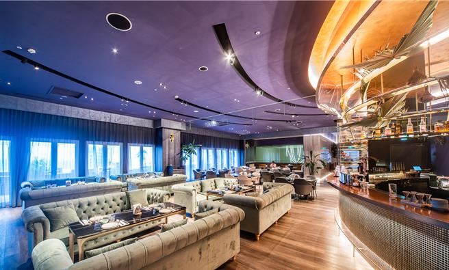 「BAR KAO」拥有360度高空环景，可俯瞰亚湾区绝美景色，是深受年轻族群喜爱的高雄夜生活新地标。（承亿酒店提供）