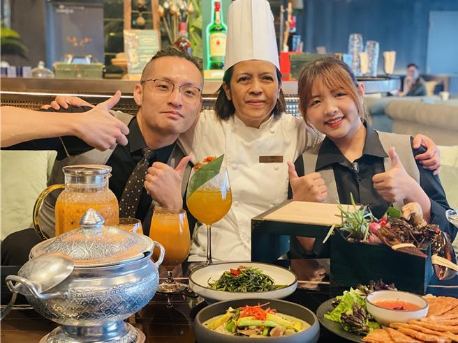 「BAR KAO」以时尚潮流泰式料理餐酒馆为主题，由泰国女主厨Sunee Yeh（中）掌厨，搭配Bartender庄世扬（左一）以泰式饮料为基底变化特色调酒。（承亿酒店提供）