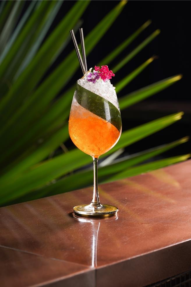 多款泰式特色调酒是餐酒馆亮点，12月31日前，12月当月寿星及同桌客人都能享有桌边秀调酒饮品服务。（承亿酒店提供）