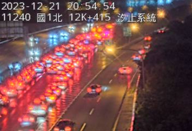 國道1號北向12公里處汐止系統發生事故。（翻攝畫面）