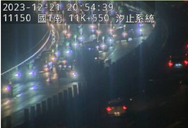 國道1號北向12公里處汐止系統發生事故。（翻攝畫面）