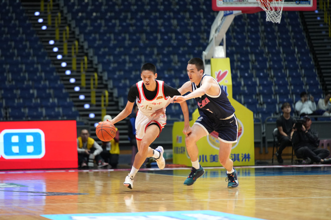 能仁家商傅雋堯（右）13分、17籃板「雙十」。（高中體總提供）